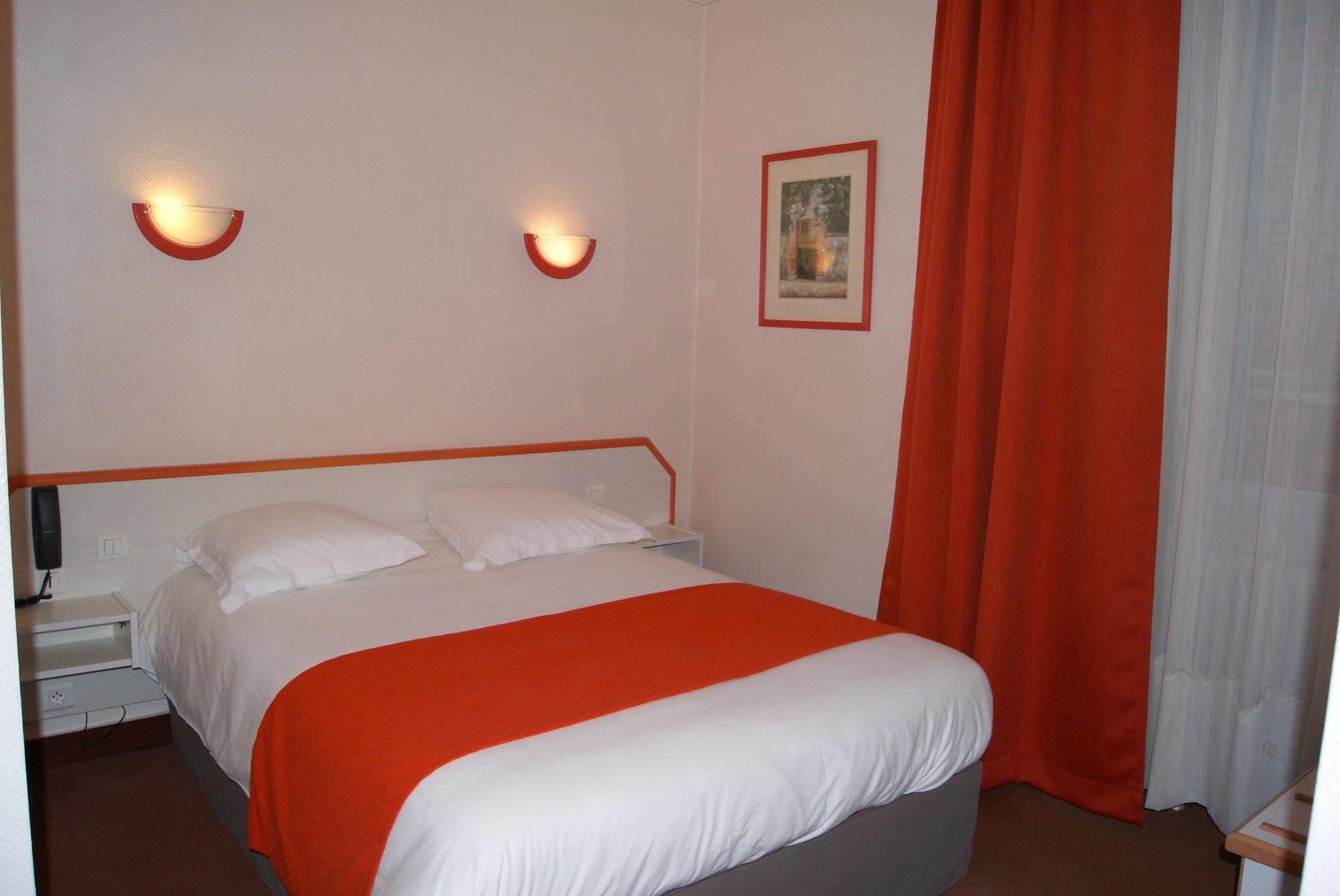 Hotel Suzane Angers Esterno foto